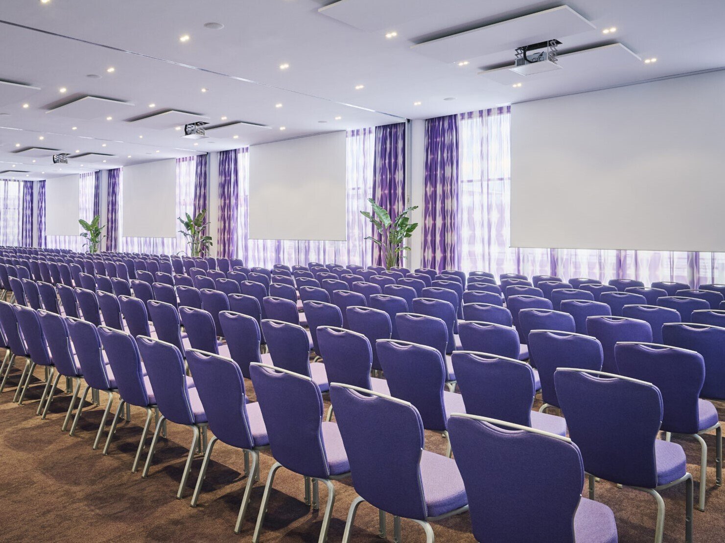 nhow_Berlin_Meeting_rooms_music_hall_1_4_theatre_setup_screens_plants-1920x1280